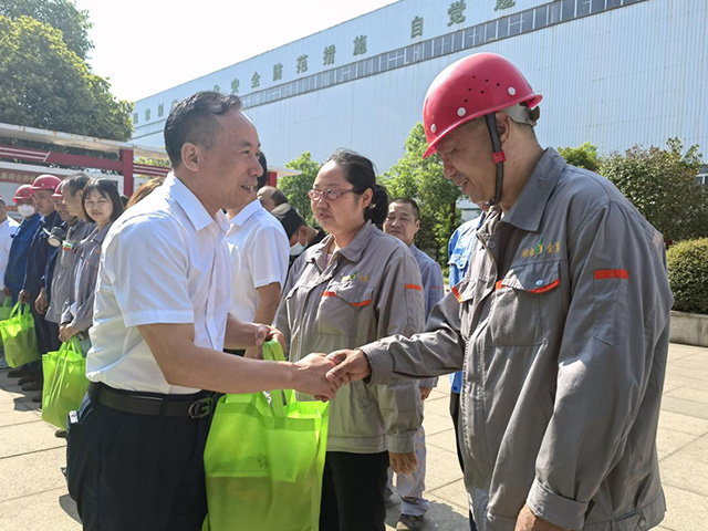 夏日炎炎，領(lǐng)導(dǎo)為職工送“清涼”